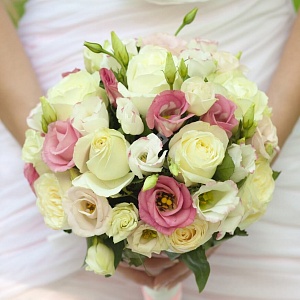 Букет невесты бело-розовый с розой и эустомой